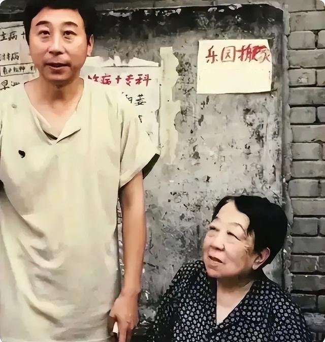 艾慧嫁给冯巩结婚39年，有幸福欢笑，更有屈辱和泪水？冯巩有过几个老婆学晶闫学晶几个孩子！